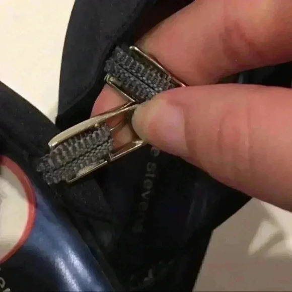 Valerie Stevens Lillian Navy Pumps With Broach - Picture 8 of 8